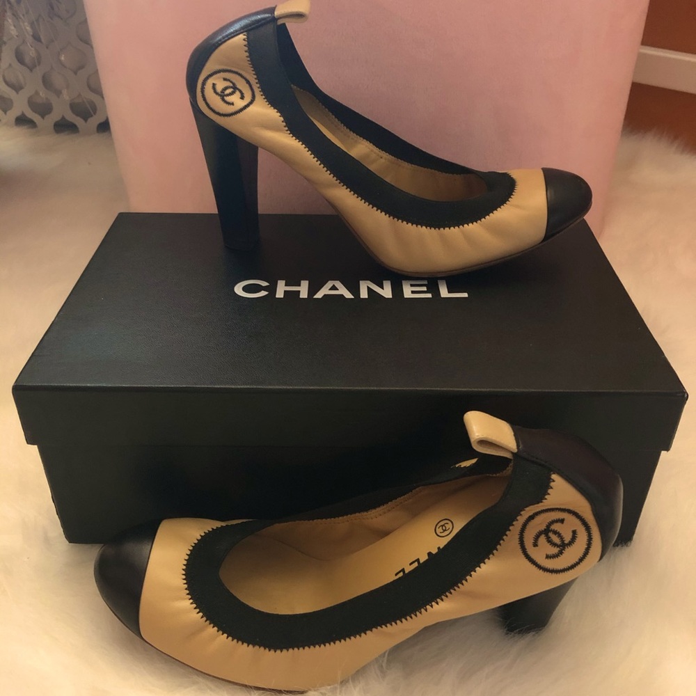 AUTHENTIC CHANEL Logo Beige Black Pumps, size 37 (7)